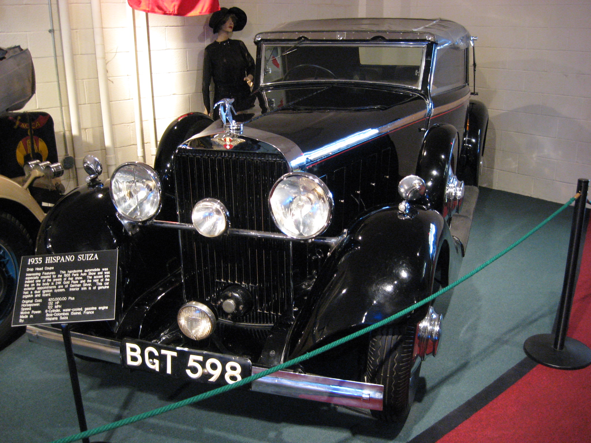 an old model car is on display at a museum