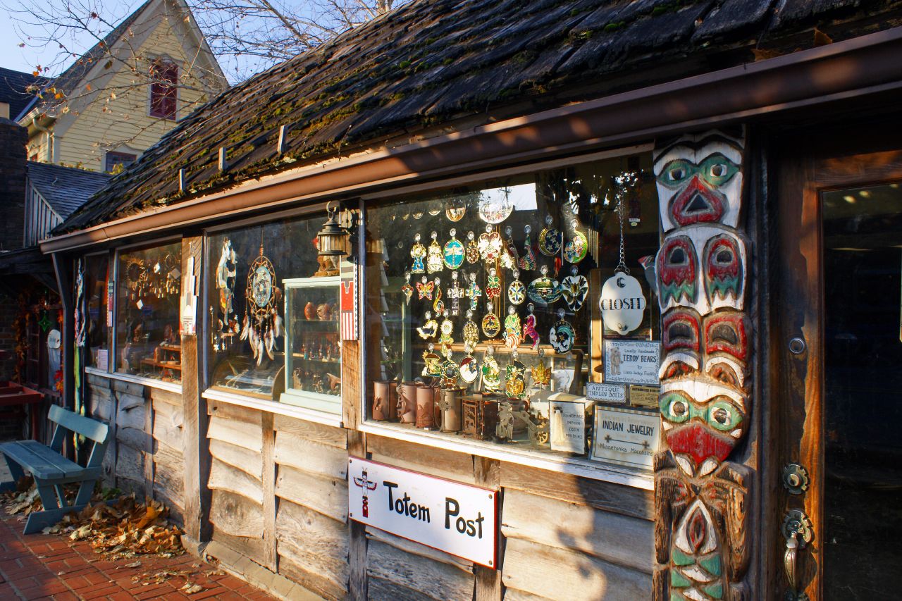 a window display in a store with various ornaments