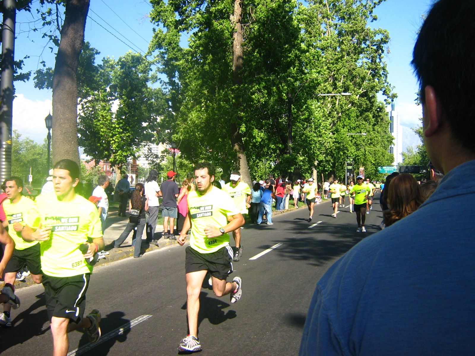 there are people that are running a marathon together