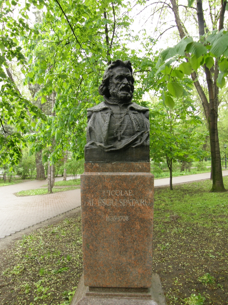 there is a statue of aham lincoln surrounded by trees