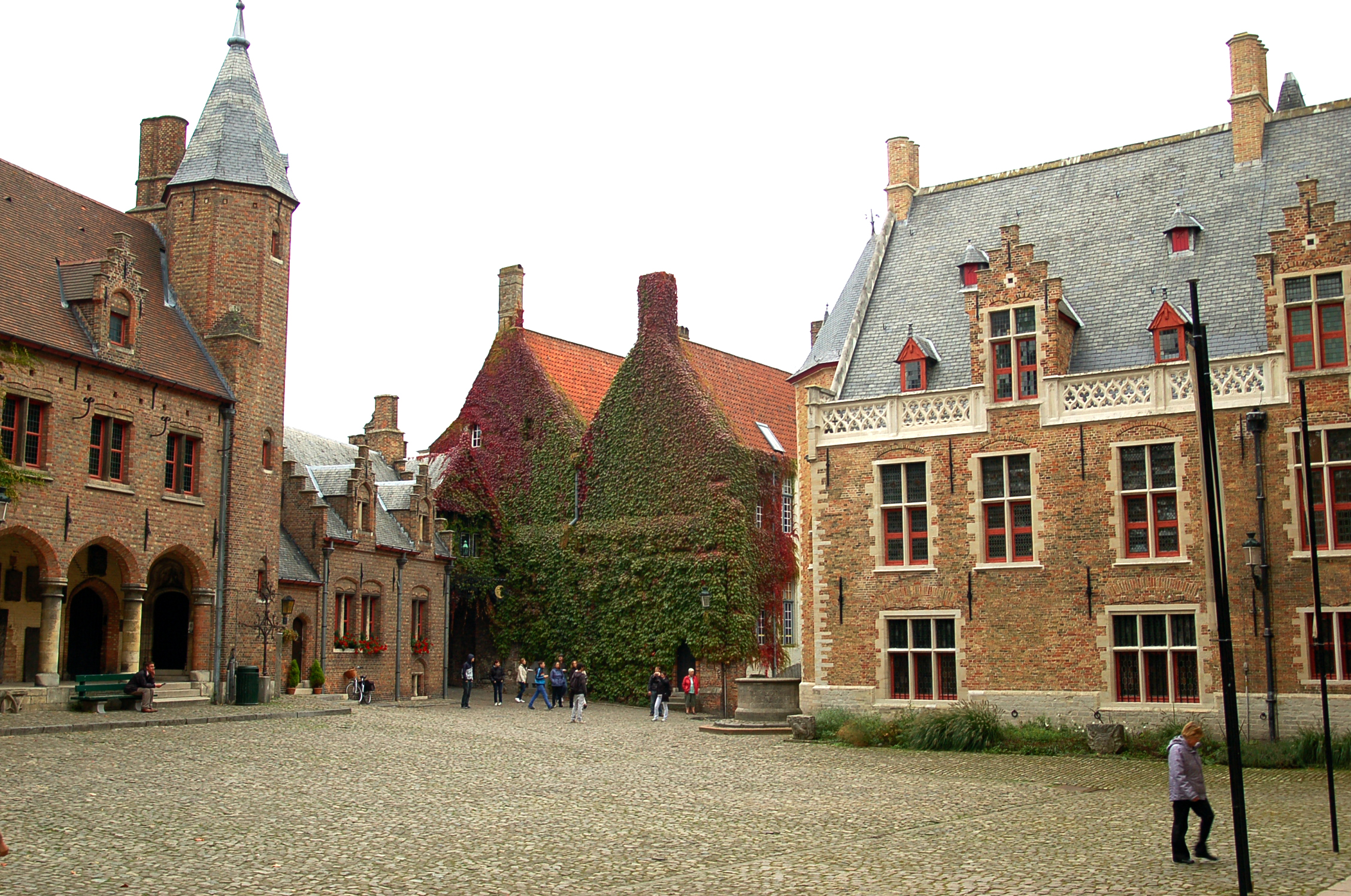 an image of a large city with old style buildings