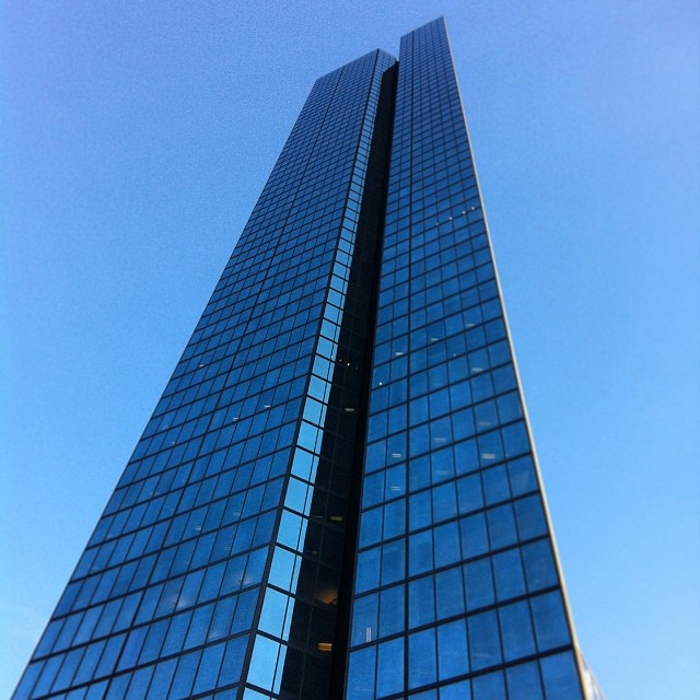 an image of a tall building in the city