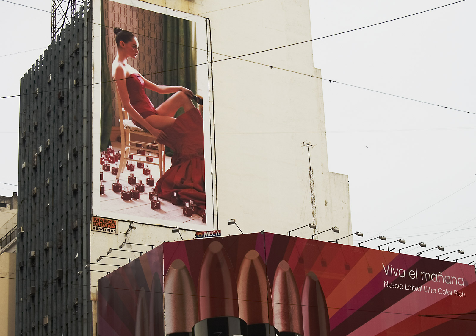 a sign of lipstick on a building