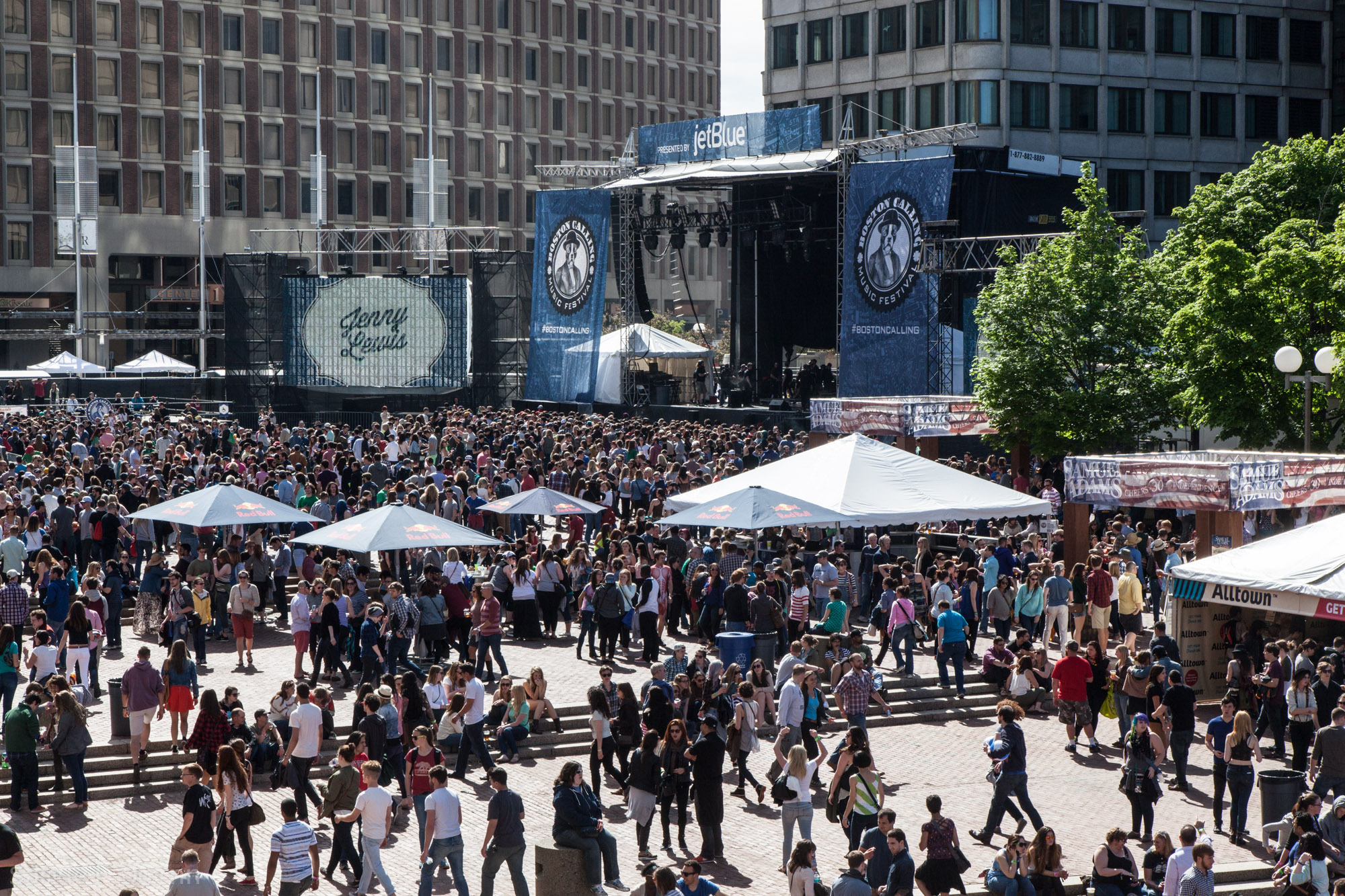 a large crowd of people outside in the daytime