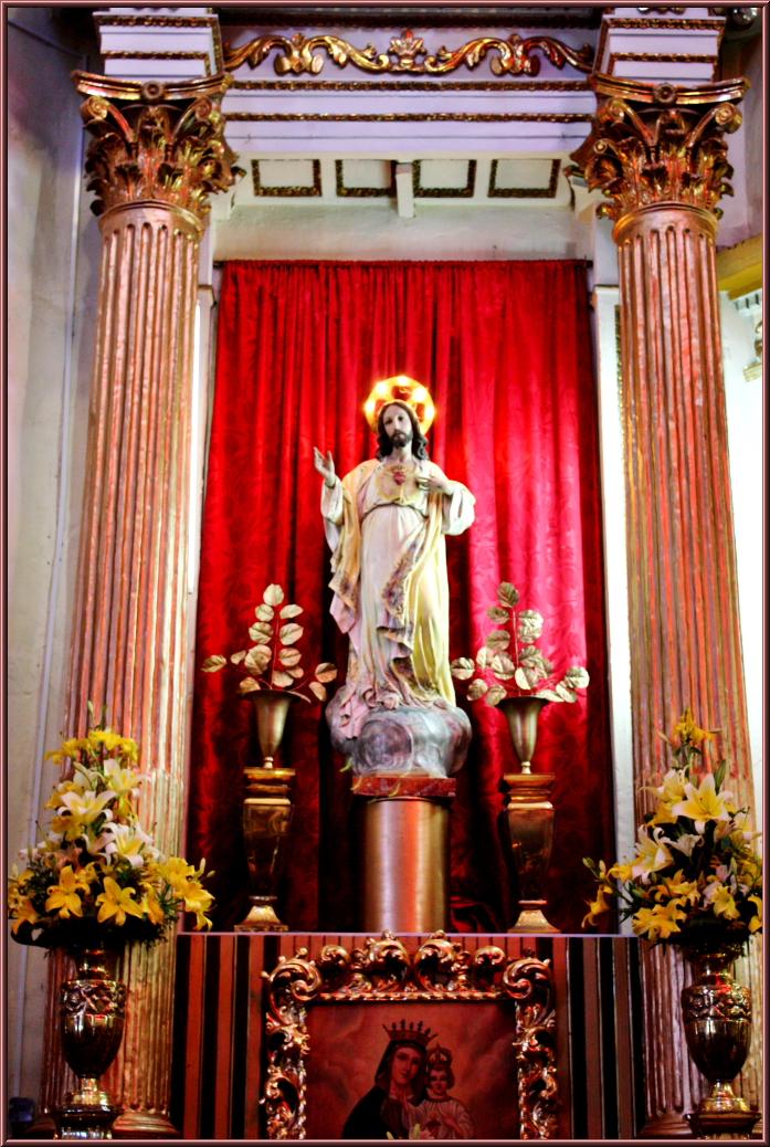 a statue of jesus in the center of some pillars