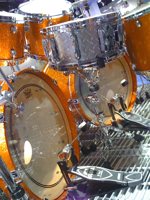 a close up image of a drum set in a music studio