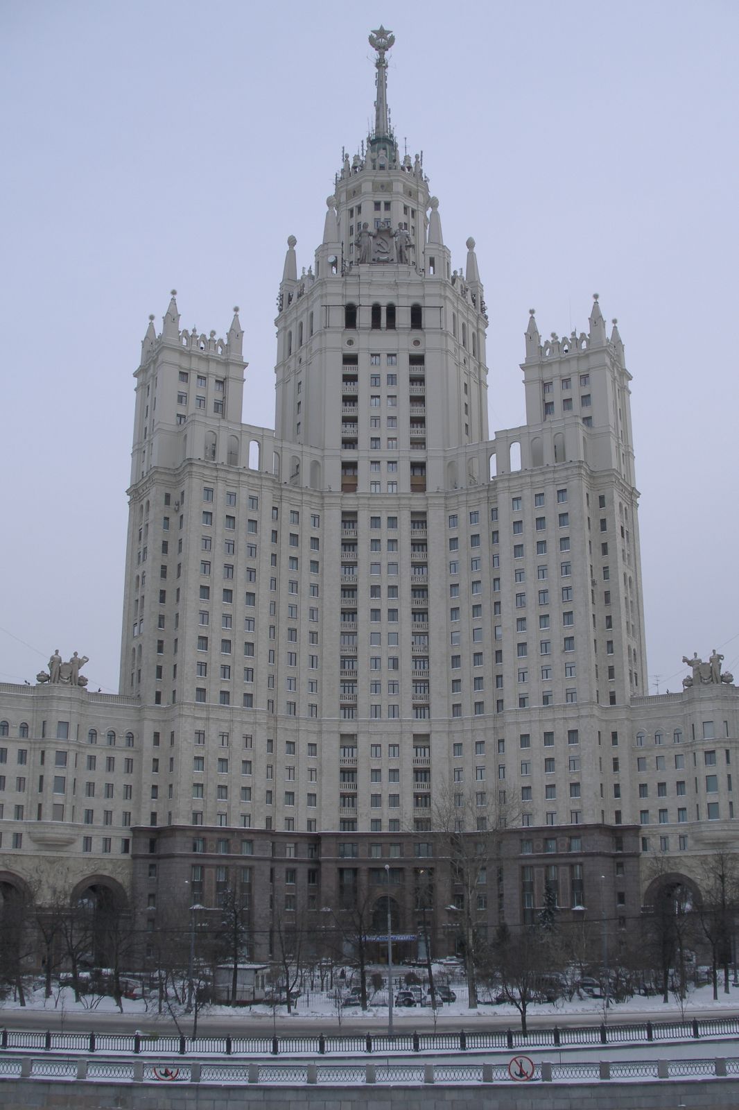 a large building that has many windows in it