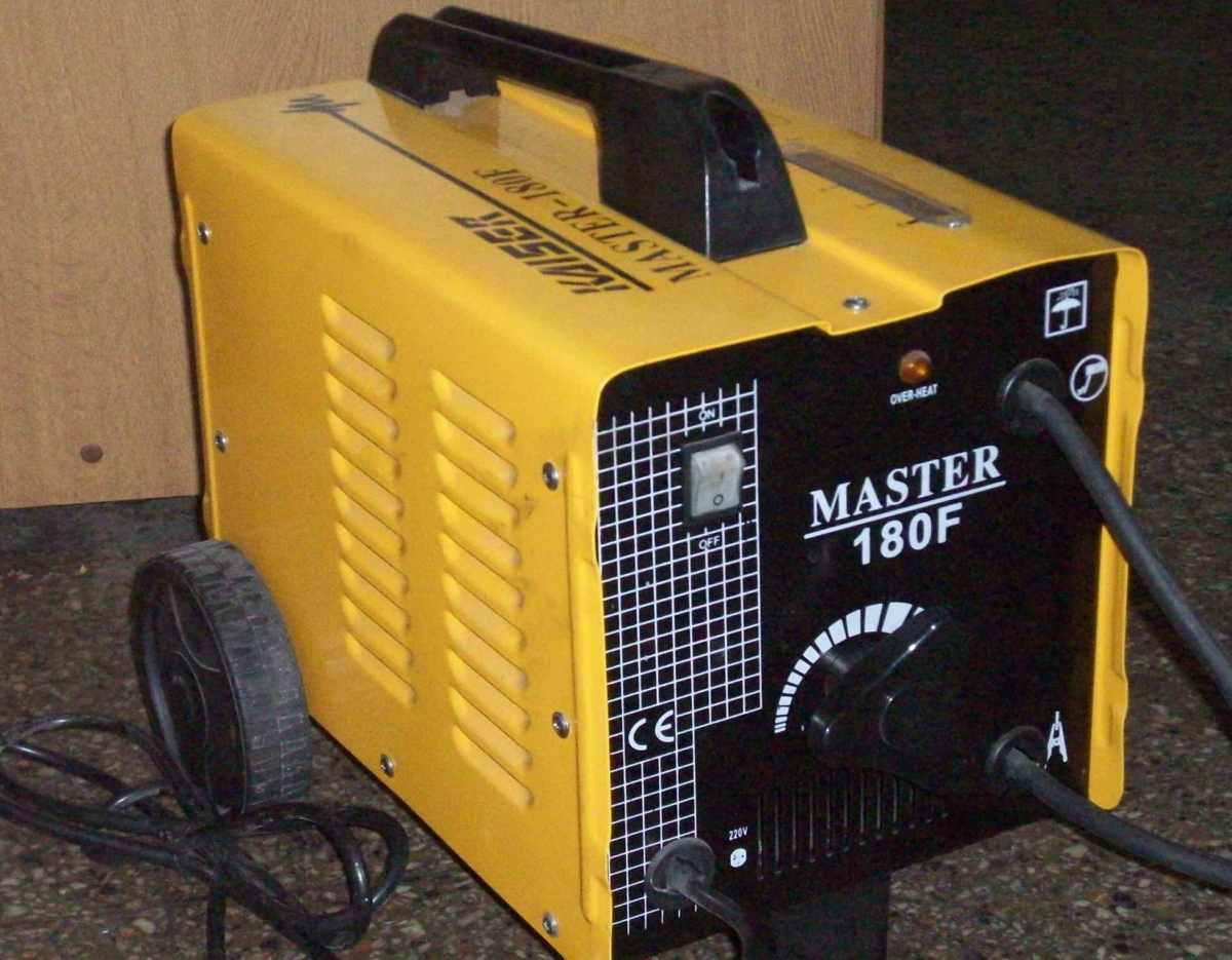 a portable air compressorer is sitting on the floor