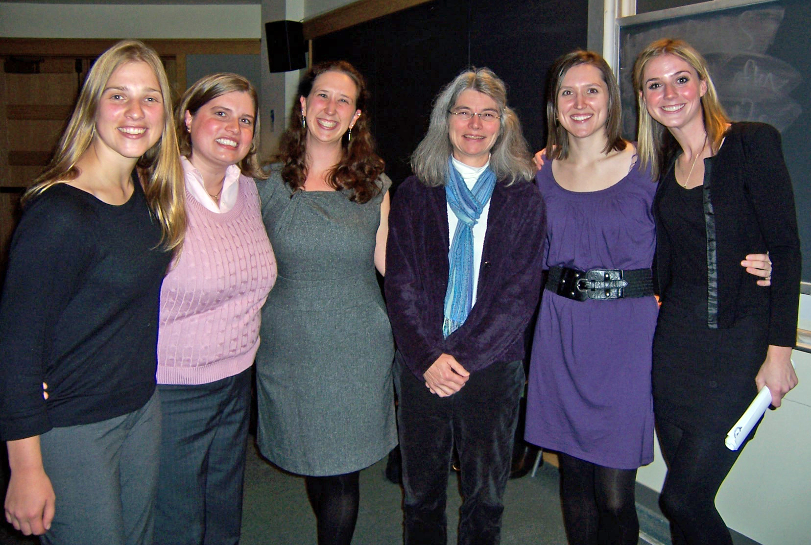 the women are all posing together for a po