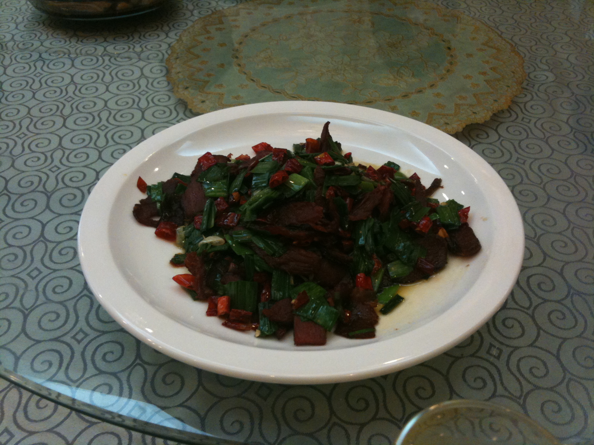 a plate of veggies sitting on a table