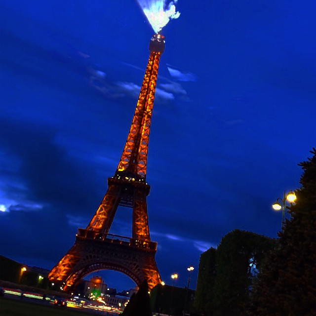the illuminated eiffel tower at night
