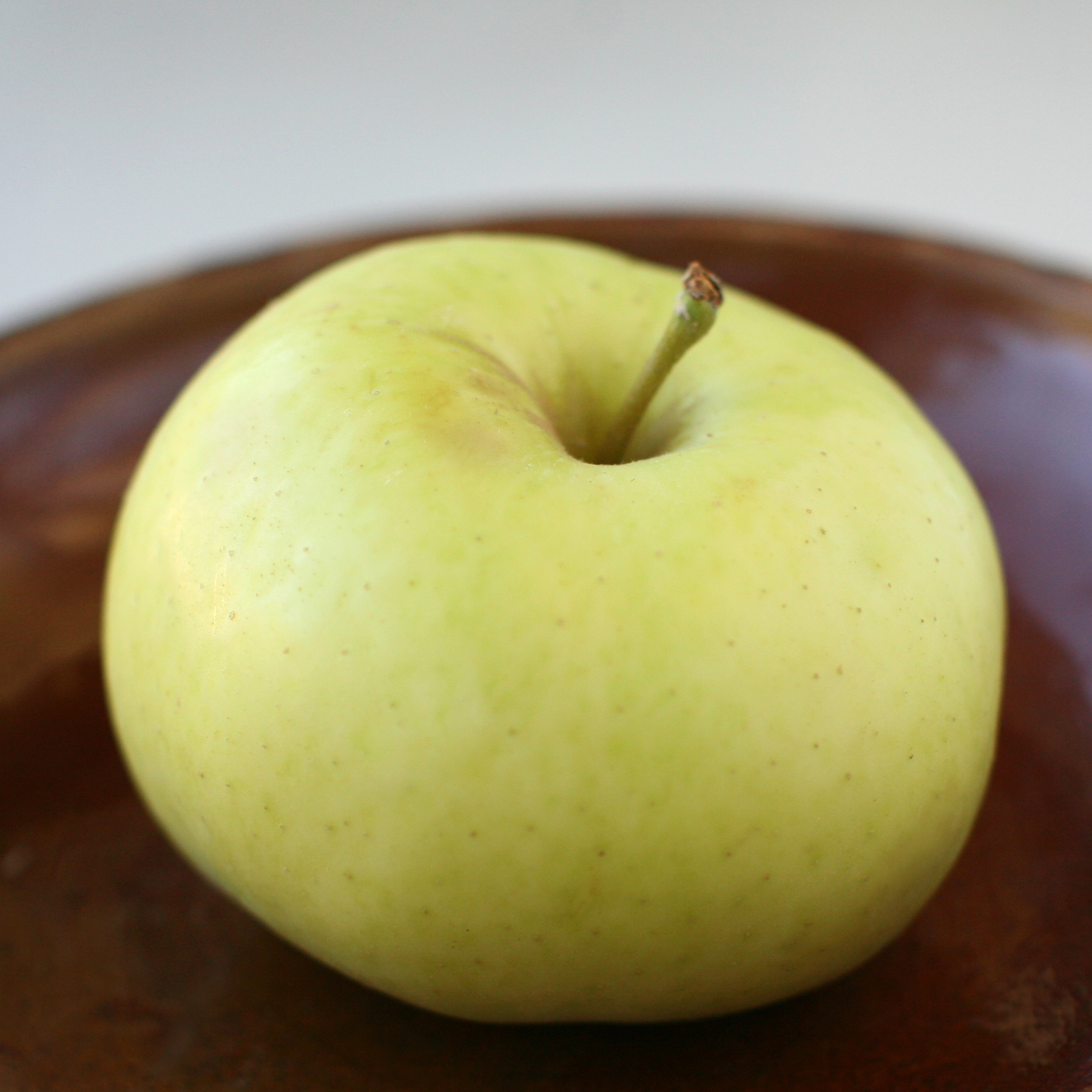 a close up view of an apple sitting on a table