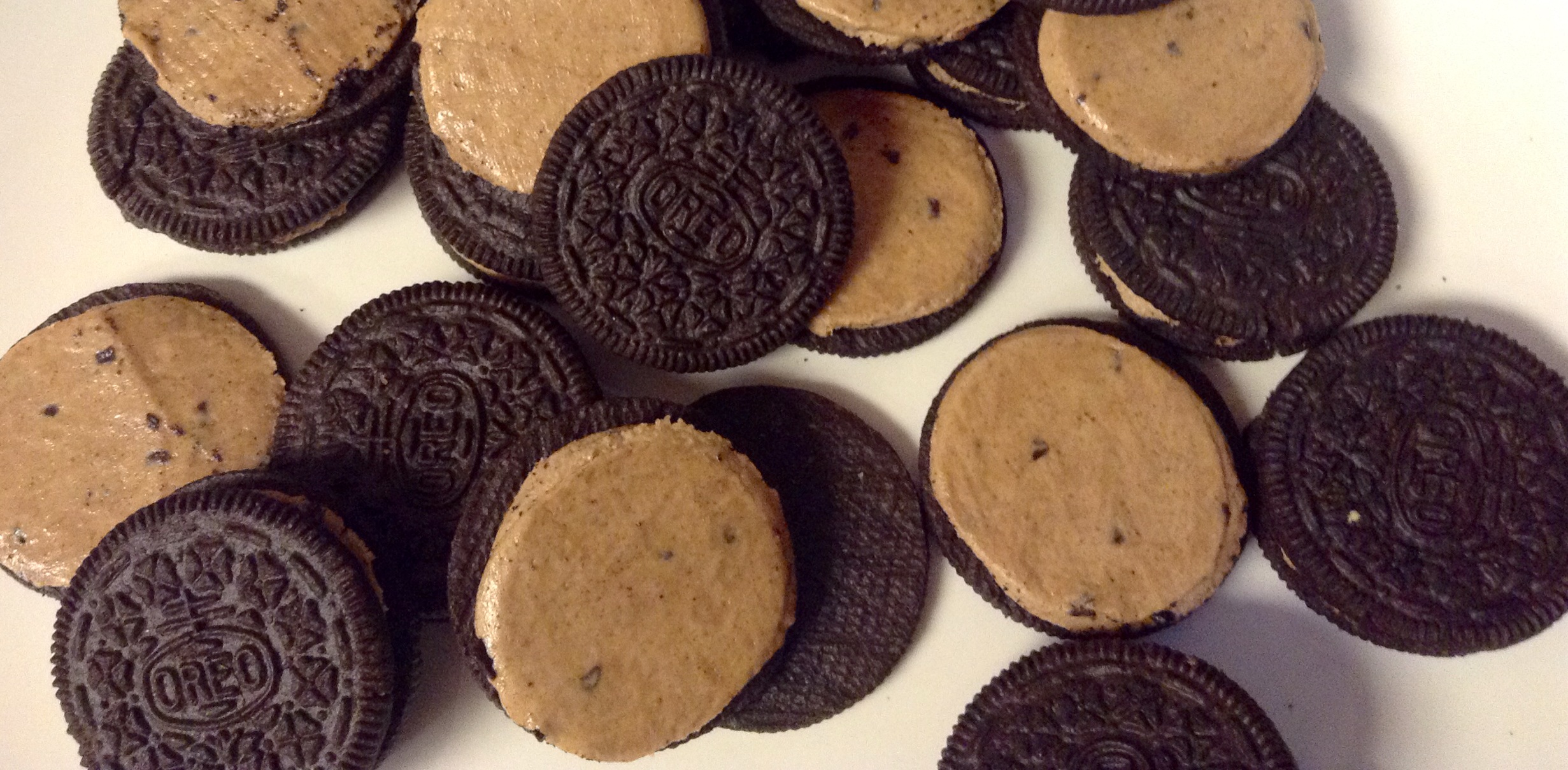 there are cookies that have been made to look like oreo cookies