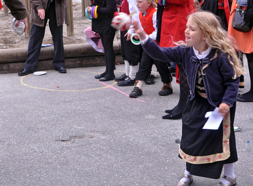 a group of children are standing around and watching soing