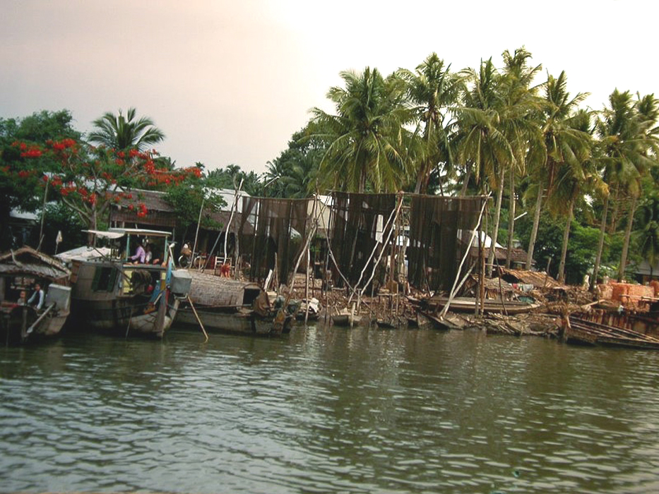 a couple of houses sit at the end of a lake