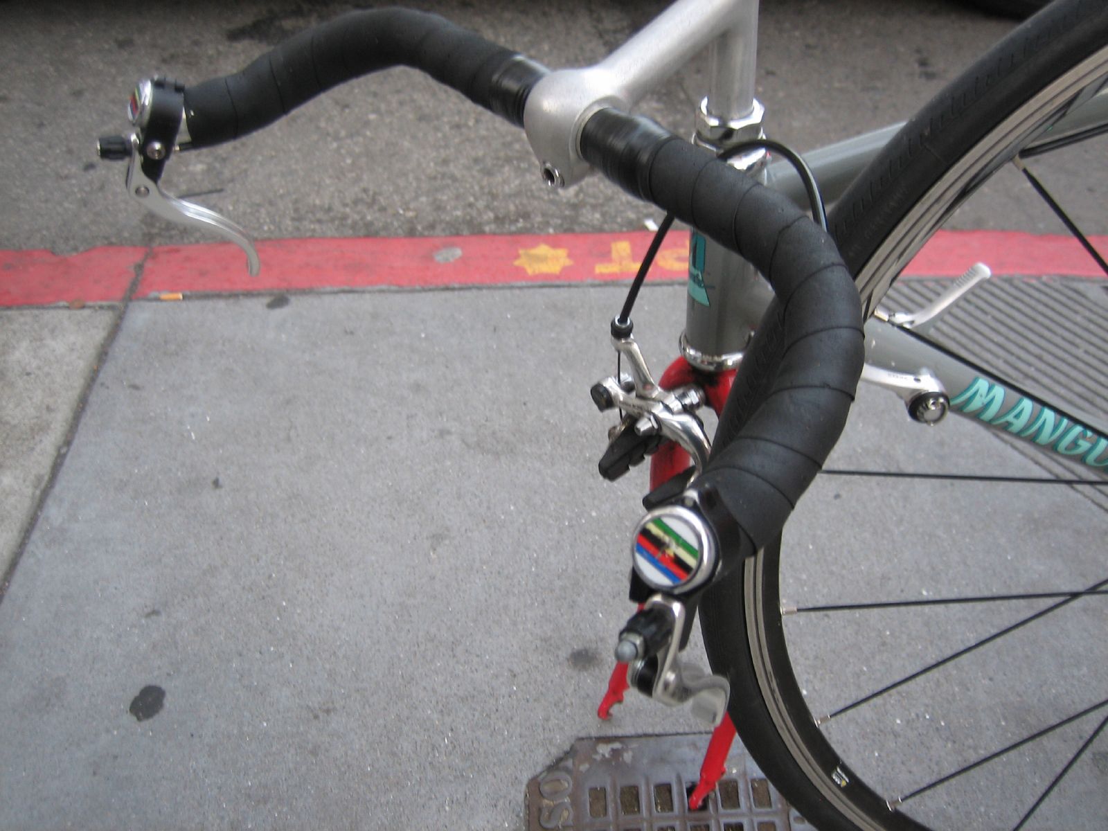 closeup of a bicycle with its ke assembly on the street