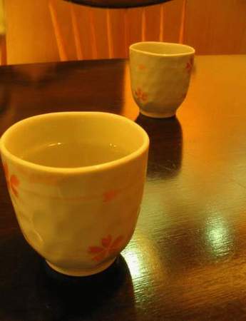 two coffee cups are sitting on the dining table