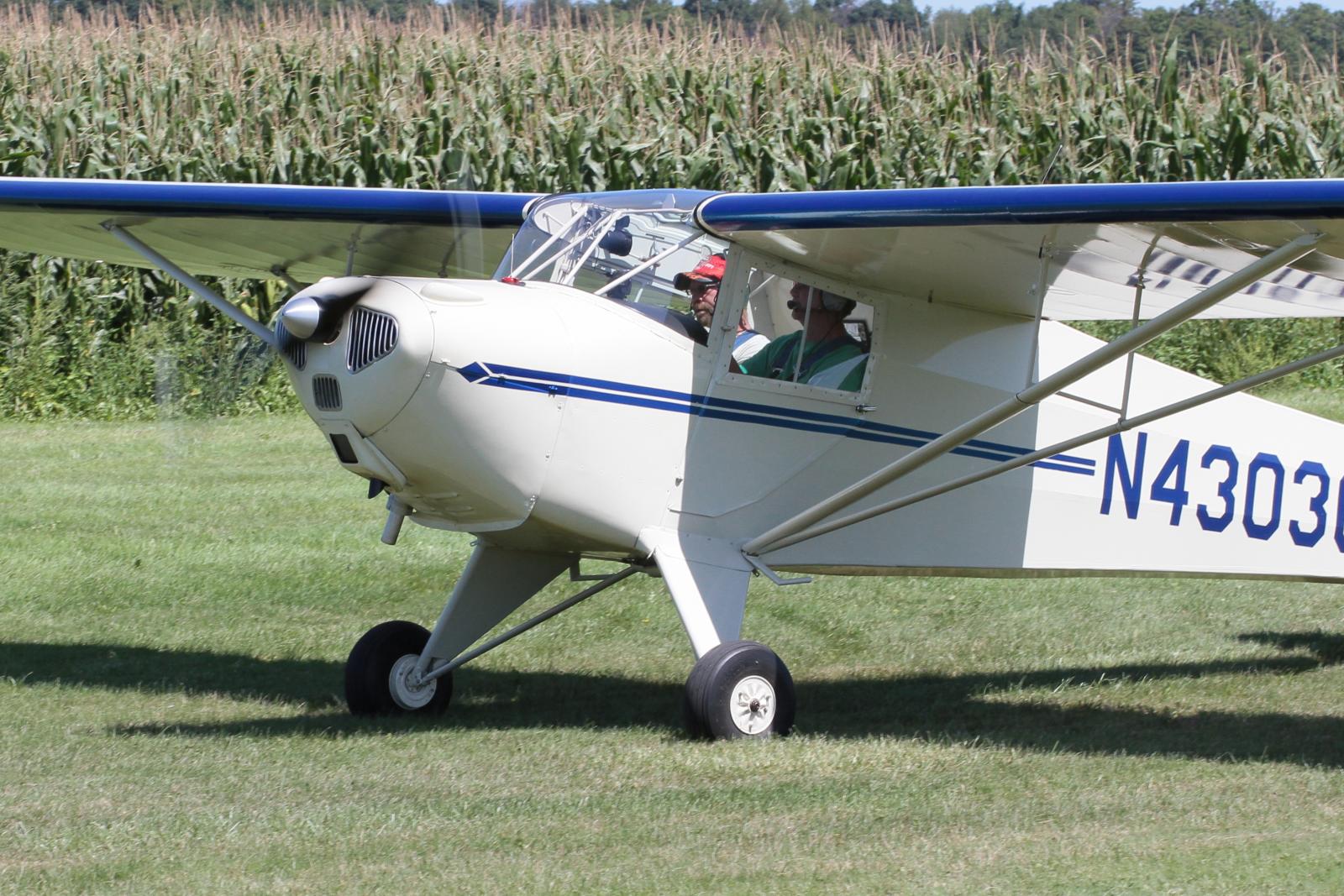 a small airplane that is parked in the grass