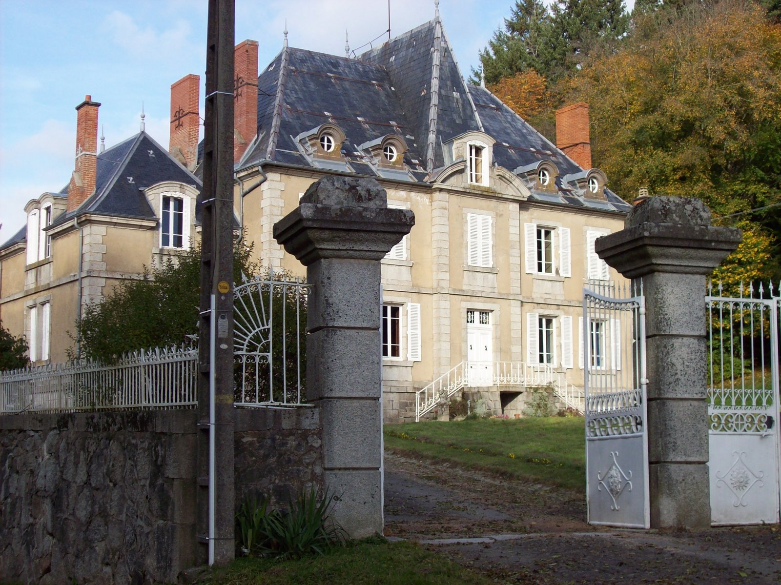 the gate to the main house has three archways on each side