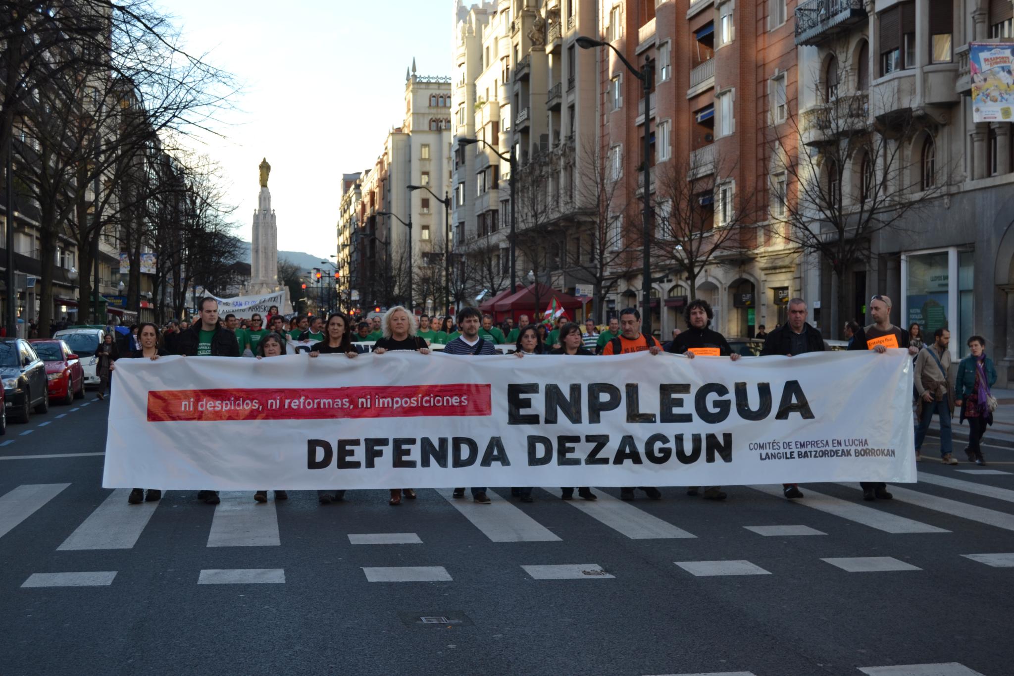 a banner that says enrilgua degenda deagn on a city street
