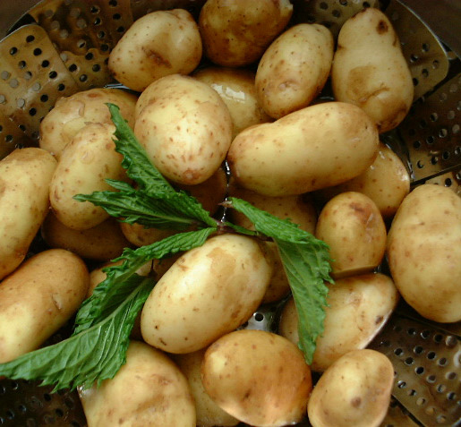 a pile of potatoes sitting in a colander
