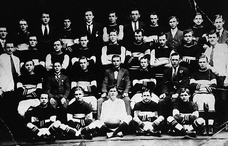 a black and white po of a large football team
