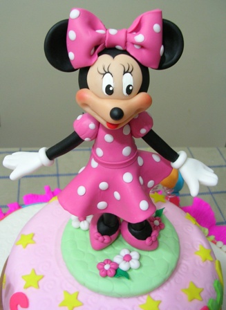 a cake that is decorated like a minnie mouse