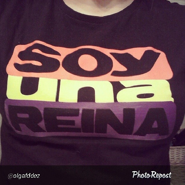 man wearing a purple t - shirt that says soy luna's rinia