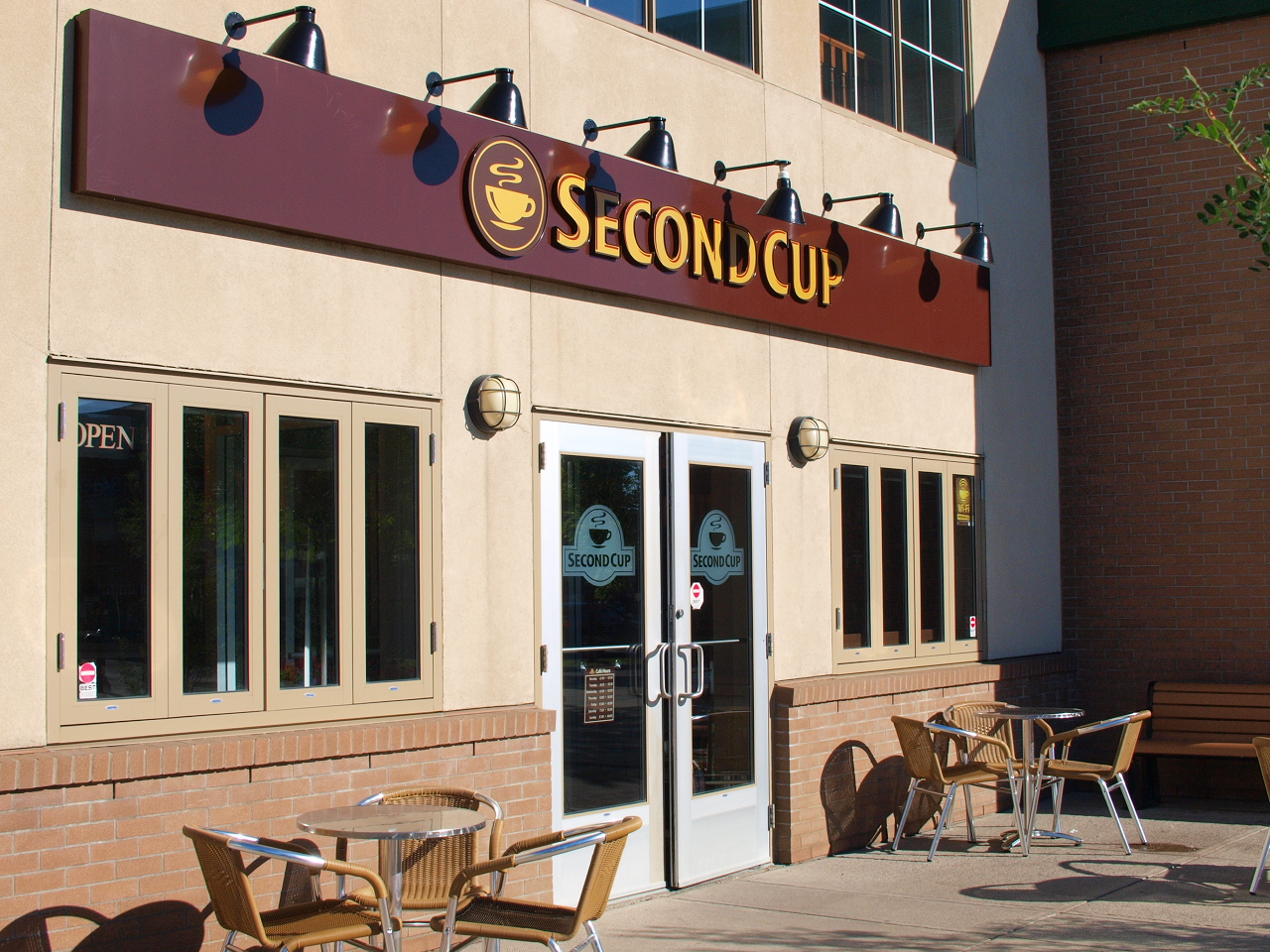 a po of a large restaurant called second up