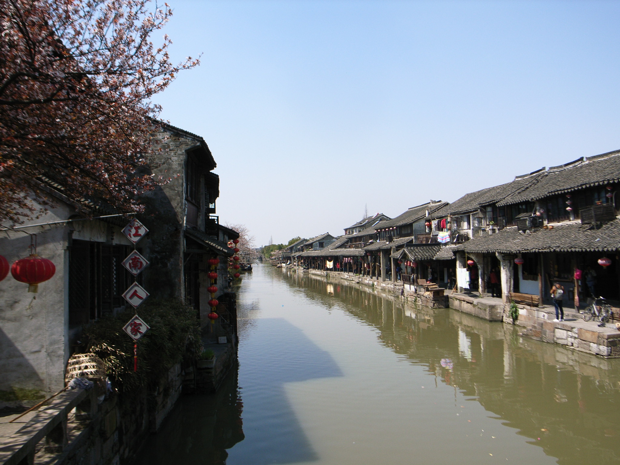 several long canal runs through a town in the middle of a small body of water