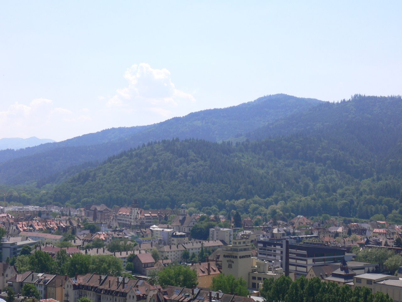 this is a po of the city with mountains in the background