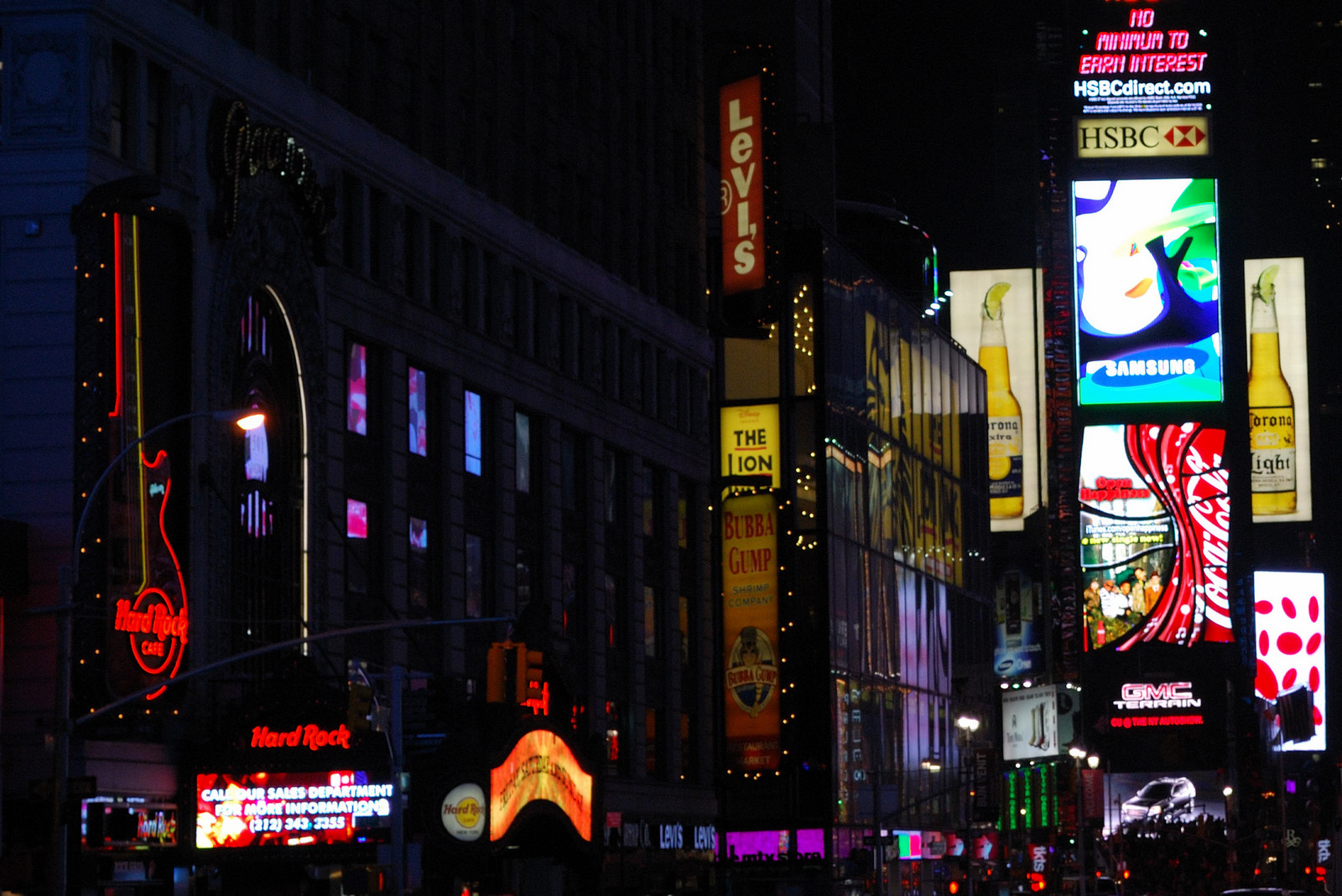 there are many different lights on this city street