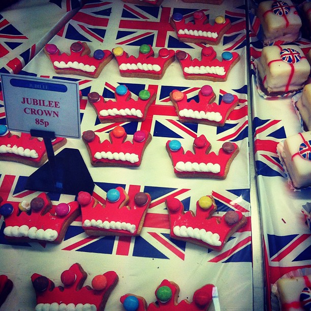 a display with many british themed cookies on it