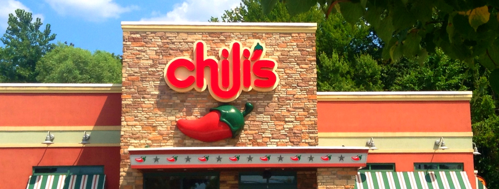 a storefront with a sign that reads chili