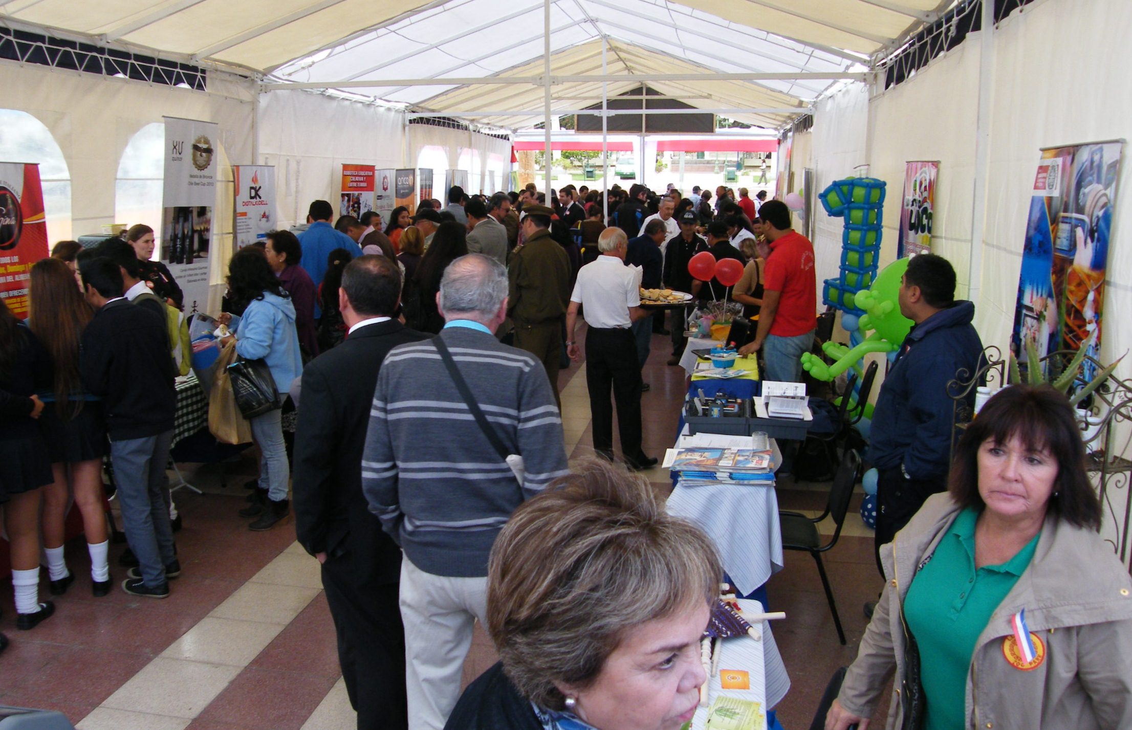 an image of a crowded restaurant with many people