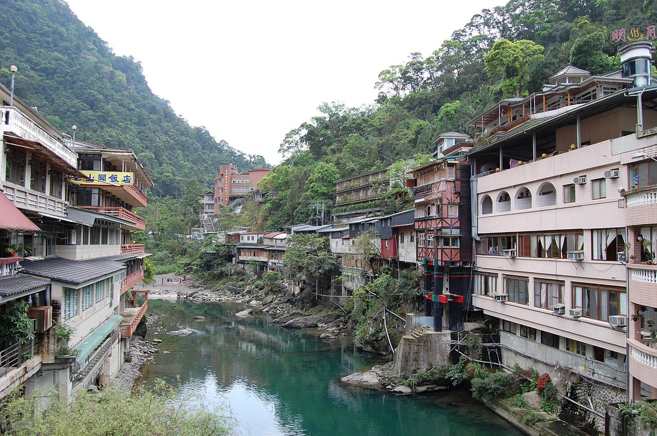 the river flowing through an area of the city