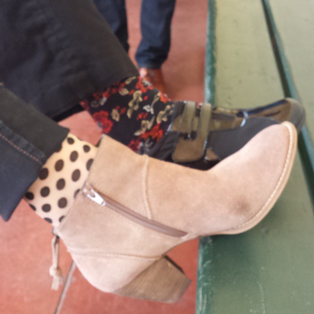 a pair of women's shoes sitting on a bench