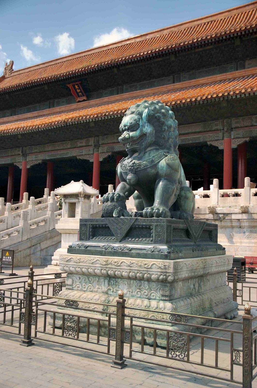 there is a lion statue in front of a building