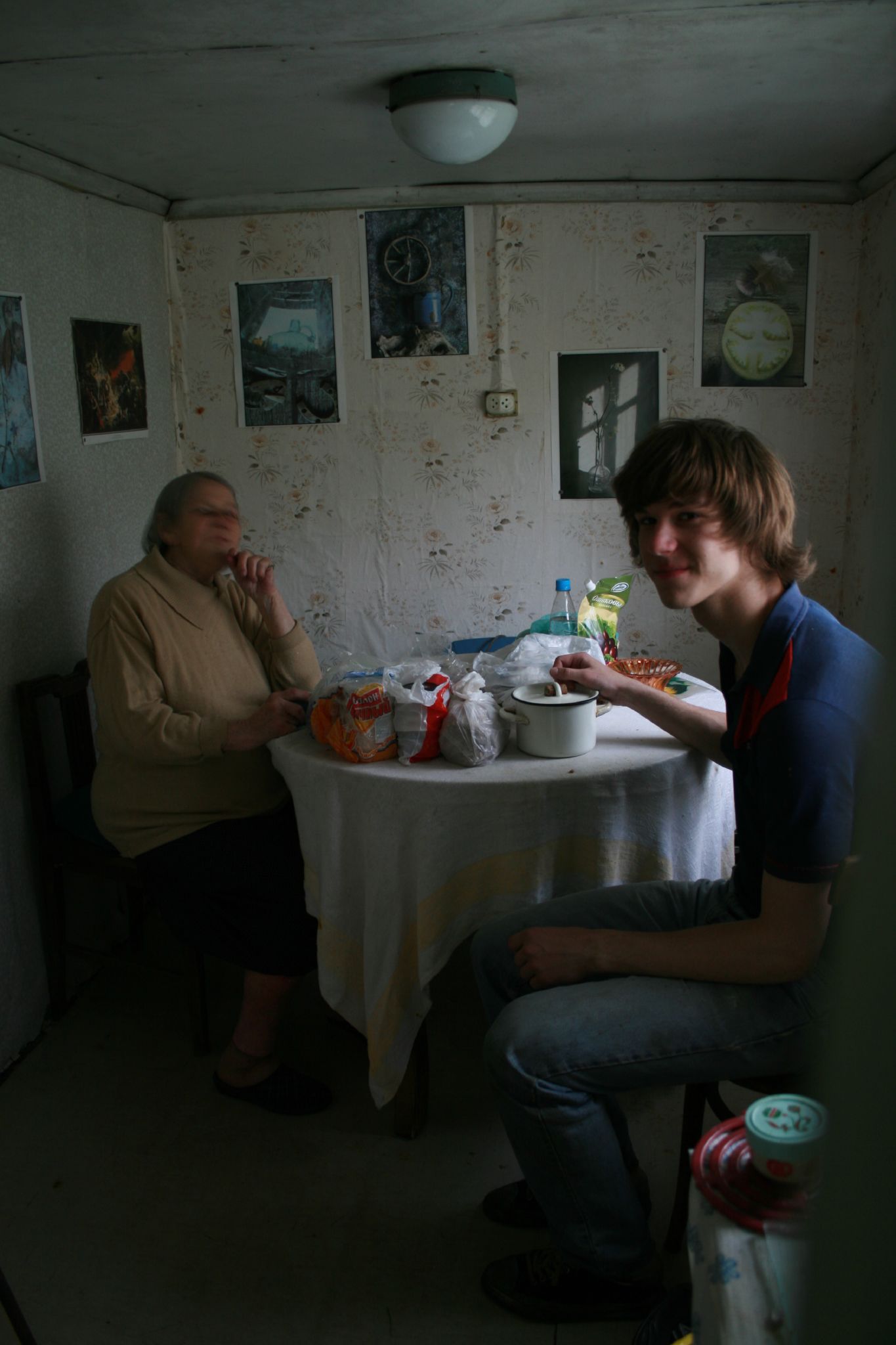 there are two people that are eating at the table