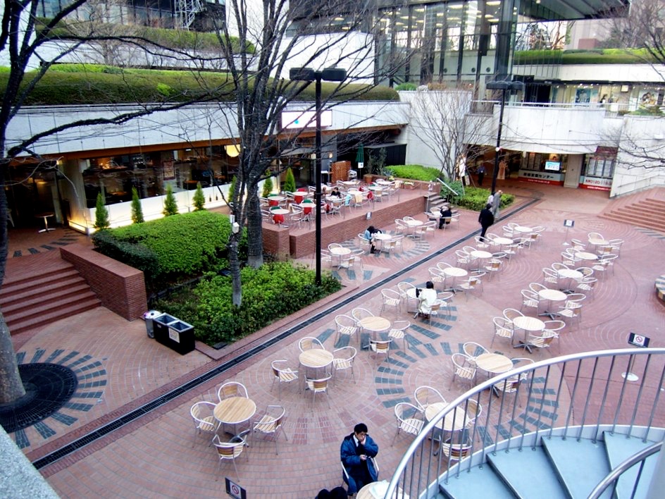 there is an overhead view of a courtyard with several tables and chairs