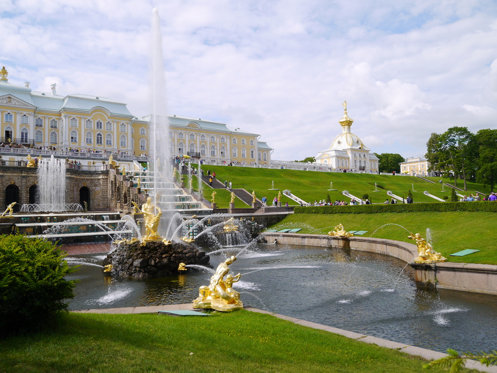 the fountain in front of the palace has fountains