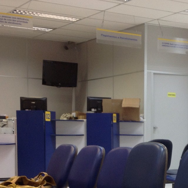 an empty classroom is shown with chairs and tv