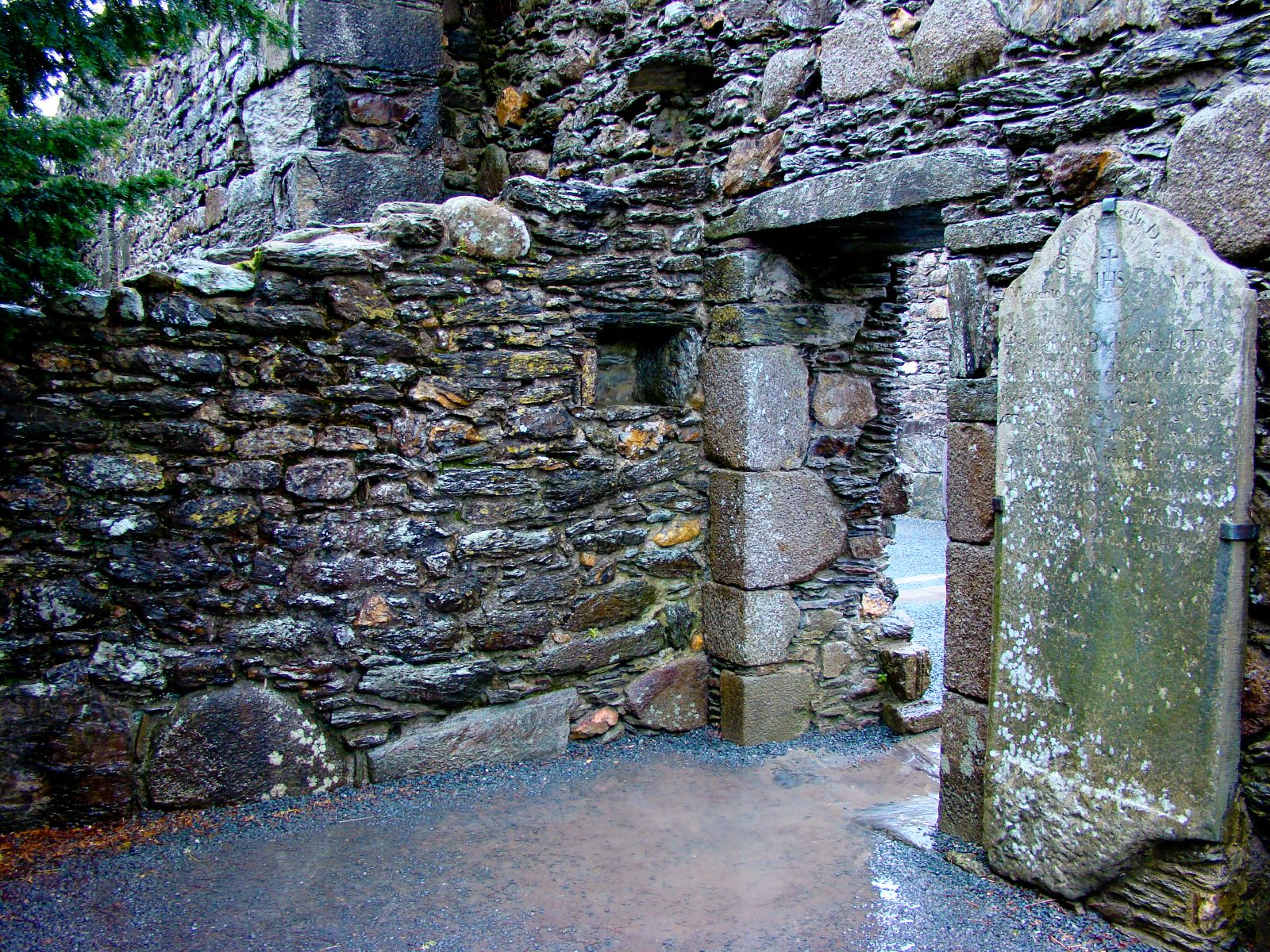 there are two stone ruins standing in a row