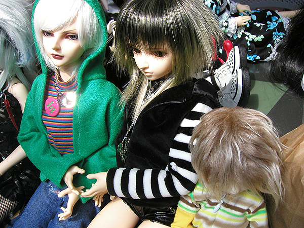 a close up of many dolls together