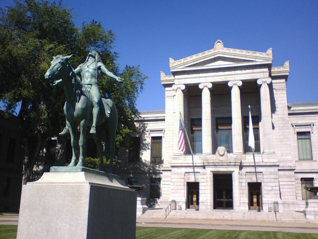 the horse statue stands in front of the court house