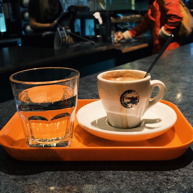 a cappuccino with some beverages in a small coffee shop