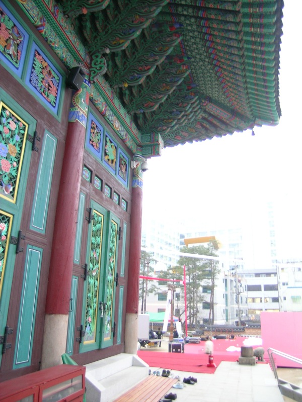 an ornate building with lots of decorations and decorations on it