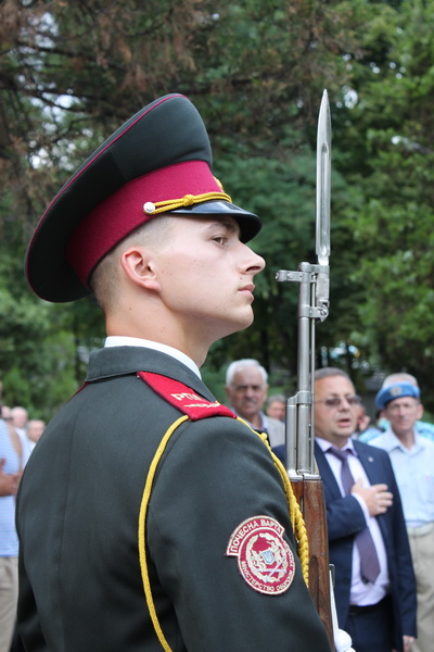 a military guard stands in front of the audience