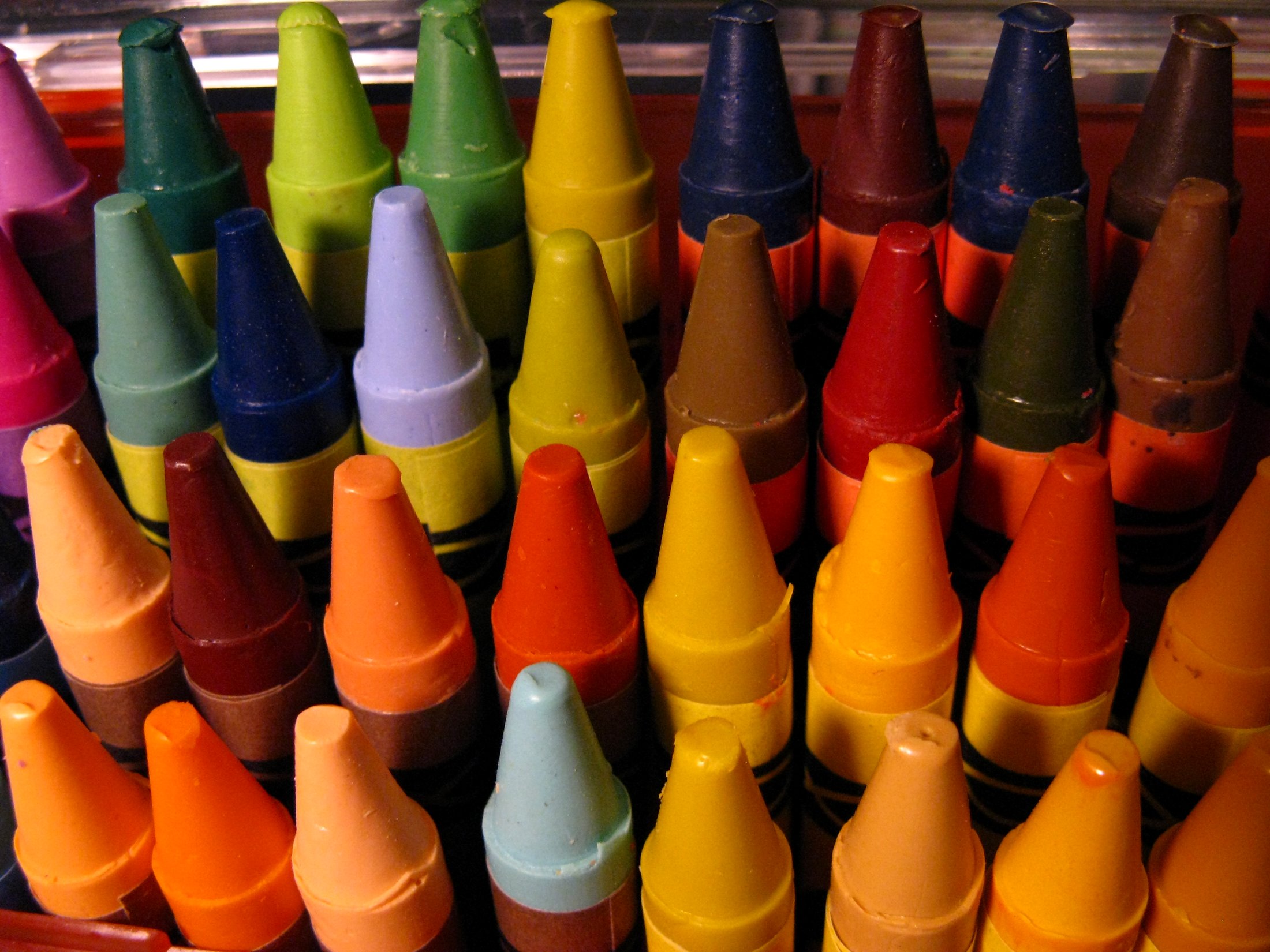there are many crayons of varying colors