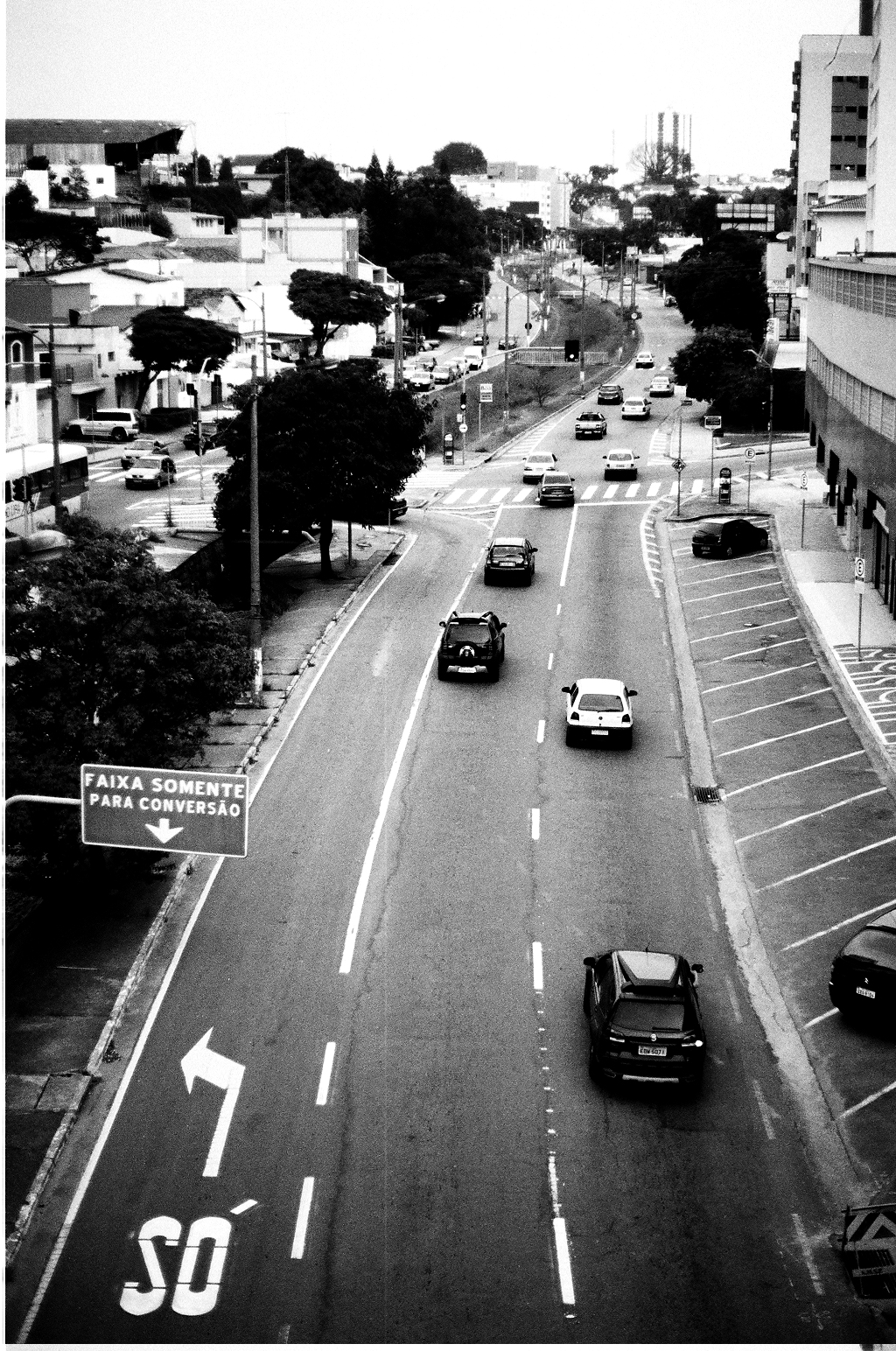 this is an aerial po of some cars